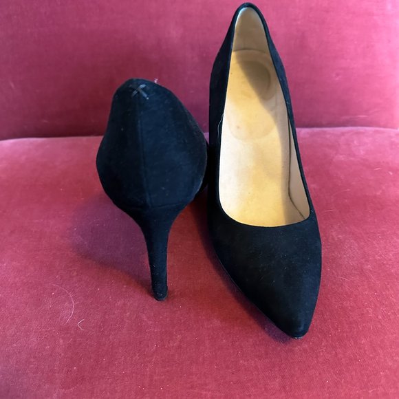 Elegant Black Suede Heels - Picture 6 of 9